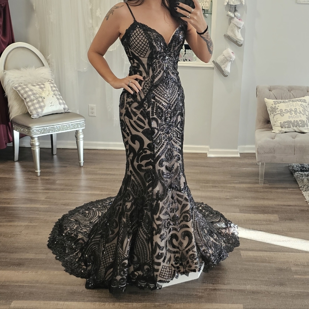 Elegant Black Lace Evening Gown